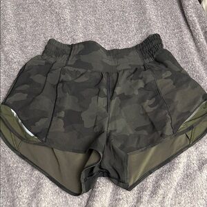 Lululemon hotty hot short 2.5” size 4 green camo